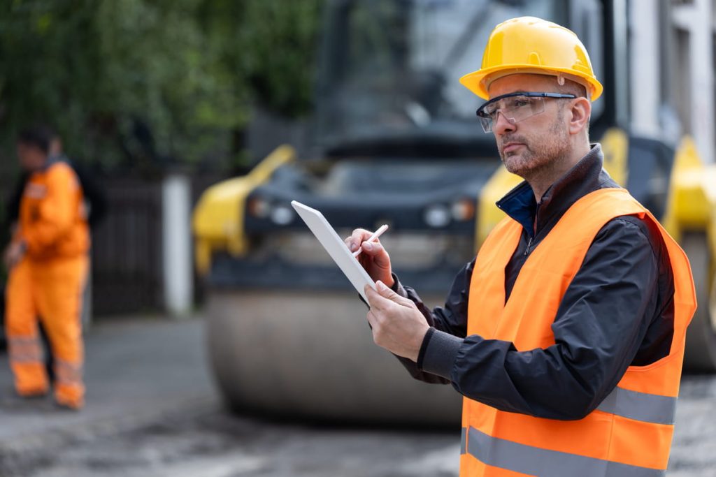 סיור בטיחות באתר בנייה